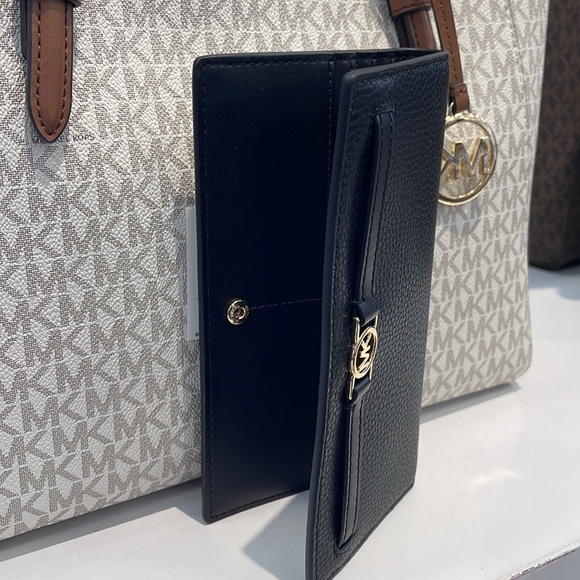 Michael Kors Reed Large Bifold Pebbled Leather Snap Wallet Card Case 
Black 
NWT - Picture 4 of 16